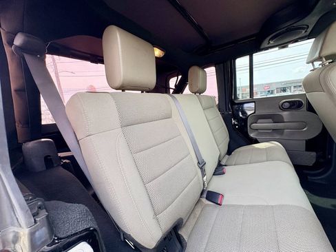 Used 2007 Jeep Wrangler Unlimited Sahara AWD/4WD image 26