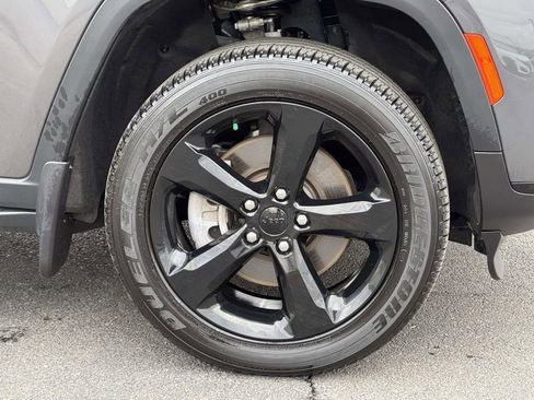 Used 2024 Jeep Grand Cherokee L Altitude image 11