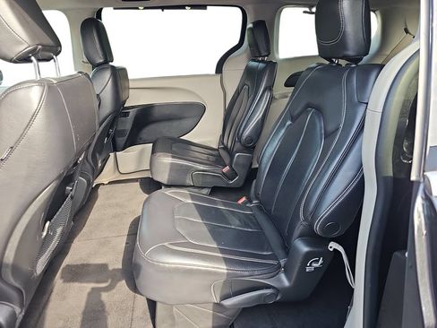 Used 2022 Chrysler Pacifica Touring-L FWD image 14