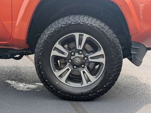 Used 2018 Toyota Tacoma TRD Sport AWD/4WD image 13