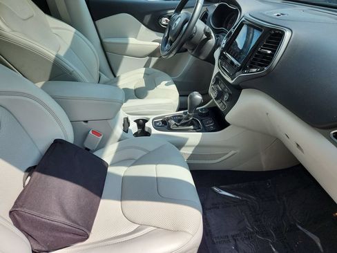 Used 2019 Jeep Cherokee Limited w/ Luxury Group AWD/4WD image 3