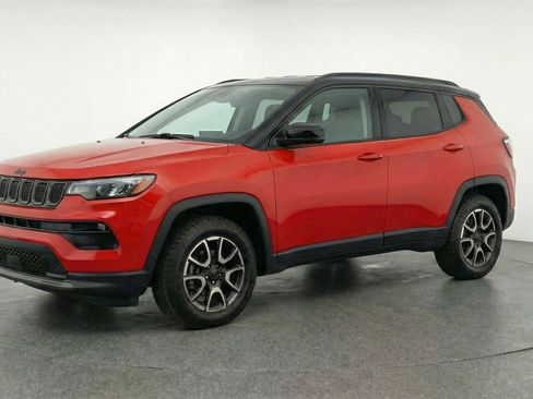 Used 2025 Jeep Compass Trailhawk AWD/4WD image 3