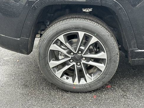 New 2025 Jeep Grand Cherokee Overland image 17