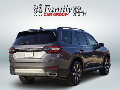 Used 2025 Honda Pilot Touring image 4