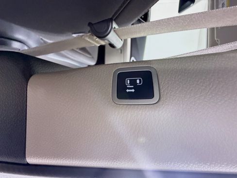 Used 2023 Chrysler Voyager LX image 40