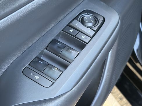 Used 2025 Toyota Prius Plug-In Hybrid FWD image 29