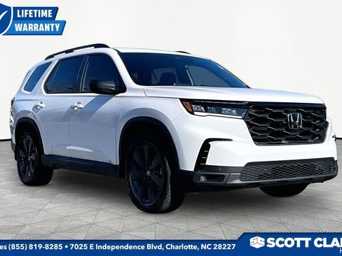 Used 2023 Honda Pilot Sport image 1