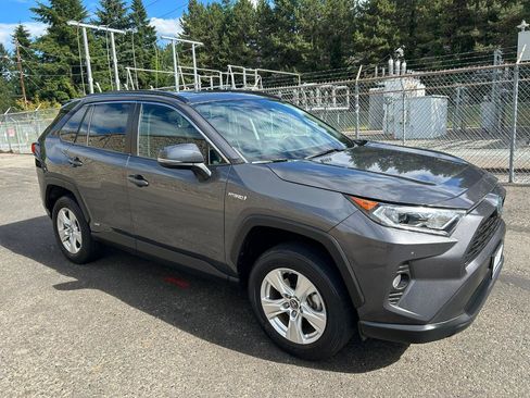 Used 2019 Toyota RAV4 XLE AWD/4WD image 3