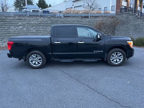 Used 2021 Nissan Titan SV w/ SV Convenience Package image 3