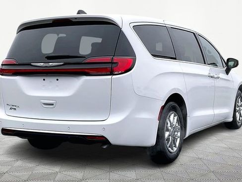 Used 2023 Chrysler Pacifica Touring image 5