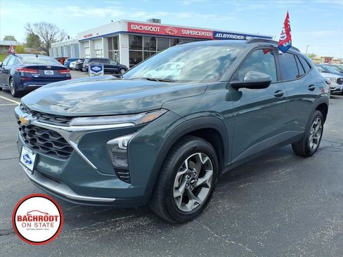 Used 2025 Chevrolet Trax LT FWD image 3