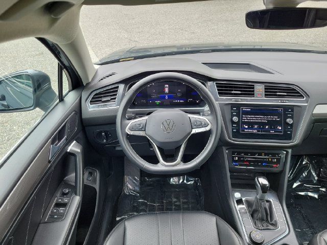 Used 2024 Volkswagen Tiguan SE AWD/4WD image 11
