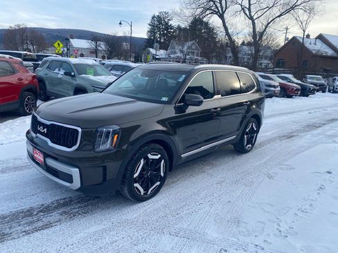 Used 2023 Kia Telluride EX w/ EX Captain's Chair Package image 3