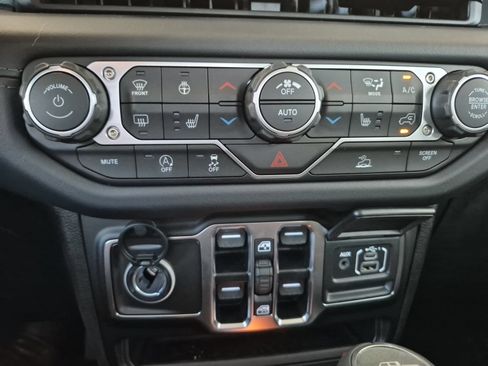 Used 2025 Jeep Gladiator Sport AWD/4WD image 17