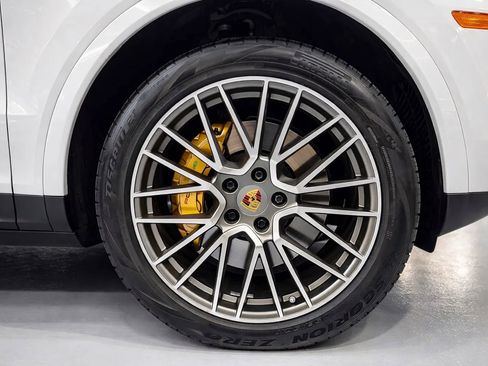 Used 2022 Porsche Cayenne Platinum Edition w/ Premium Package Plus image 10