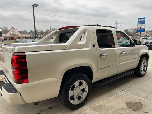 Used 2013 Chevrolet Avalanche LTZ image 9