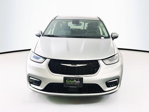 Used 2023 Chrysler Pacifica Touring-L image 2