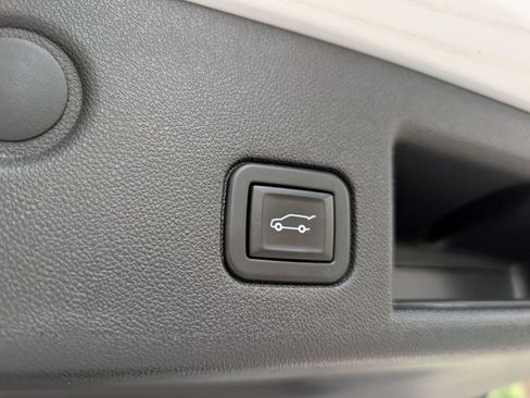 Used 2020 Chevrolet Equinox Premier FWD image 26