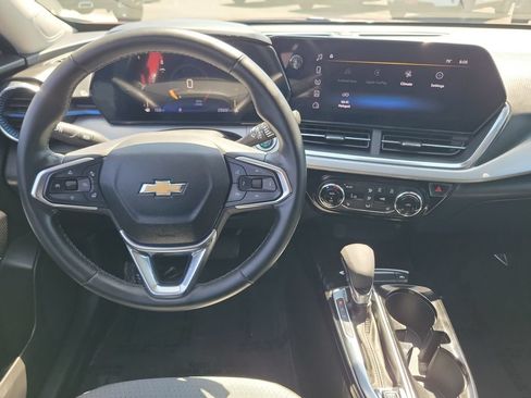 Used 2024 Chevrolet Trax LT w/ Driver Confidence Package FWD image 11
