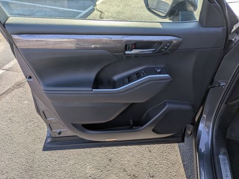 Used 2023 Toyota Highlander Limited image 14