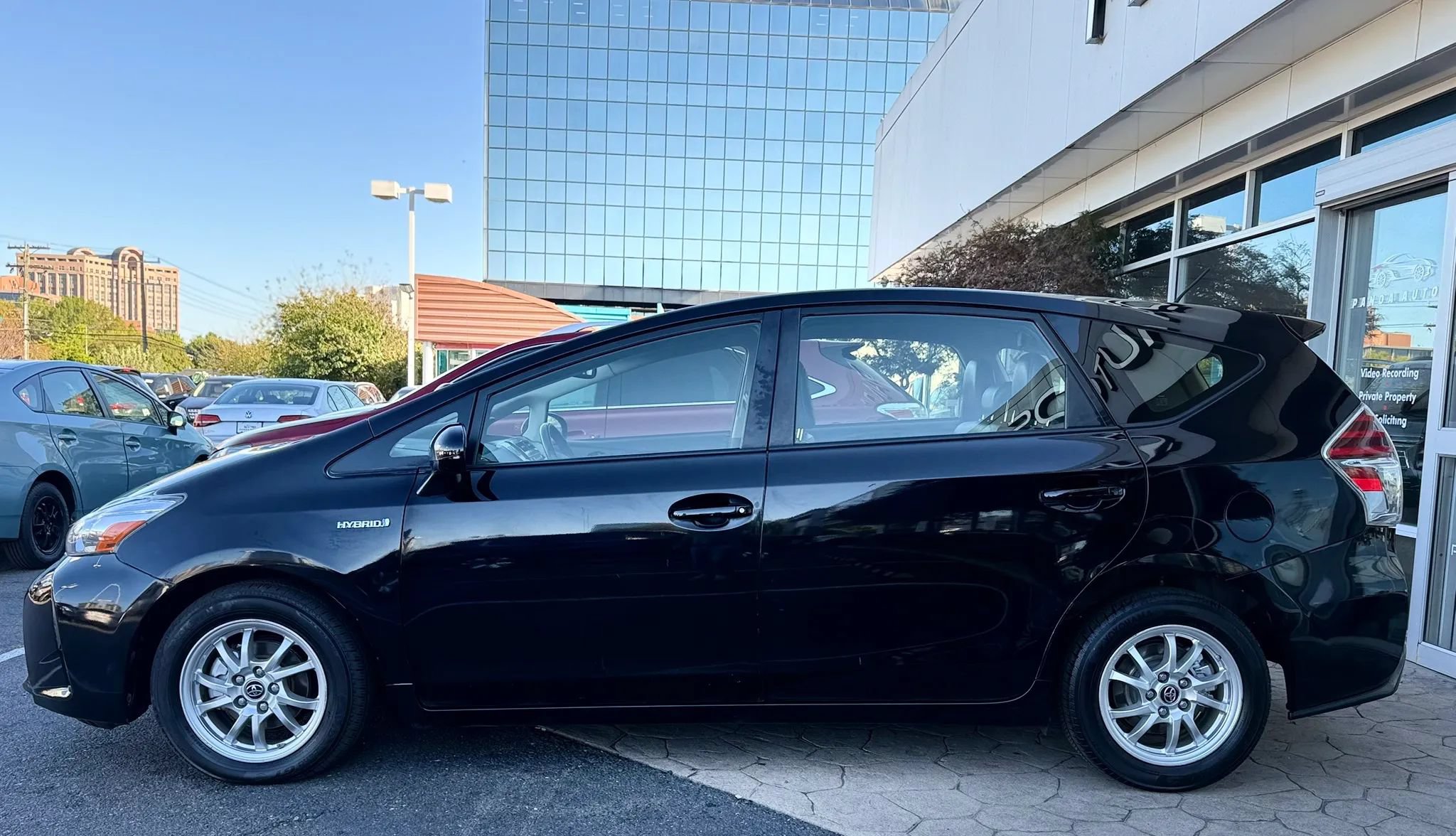 Used 2017 Toyota Prius V Four w/ Carpet Mat Package FWD image 4