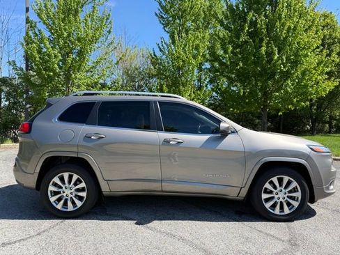 Used 2017 Jeep Cherokee Overland w/ Technology Group image 2