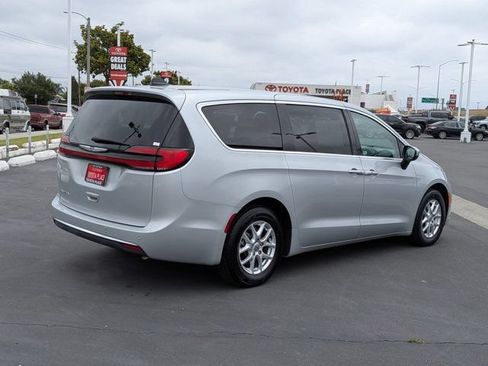 Used 2023 Chrysler Pacifica Touring-L FWD image 9