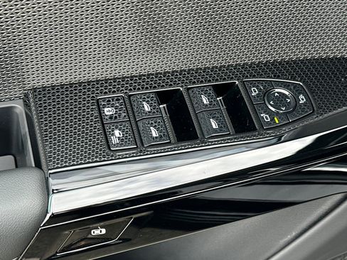 Used 2025 BMW 740i w/ Premium Package image 13