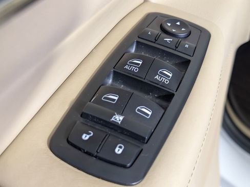 Used 2018 Jeep Grand Cherokee Overland image 25