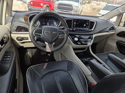 Certified 2023 Chrysler Pacifica Limited image 12