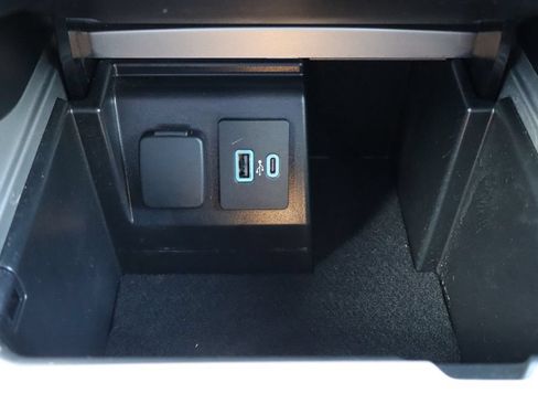 Used 2024 Ford Explorer XLT w/ Equipment Group 202A AWD/4WD image 11