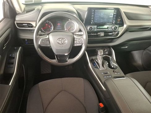 Used 2020 Toyota Highlander LE image 2