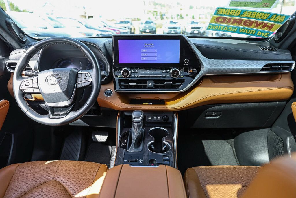 Used 2023 Toyota Highlander Platinum AWD/4WD image 2