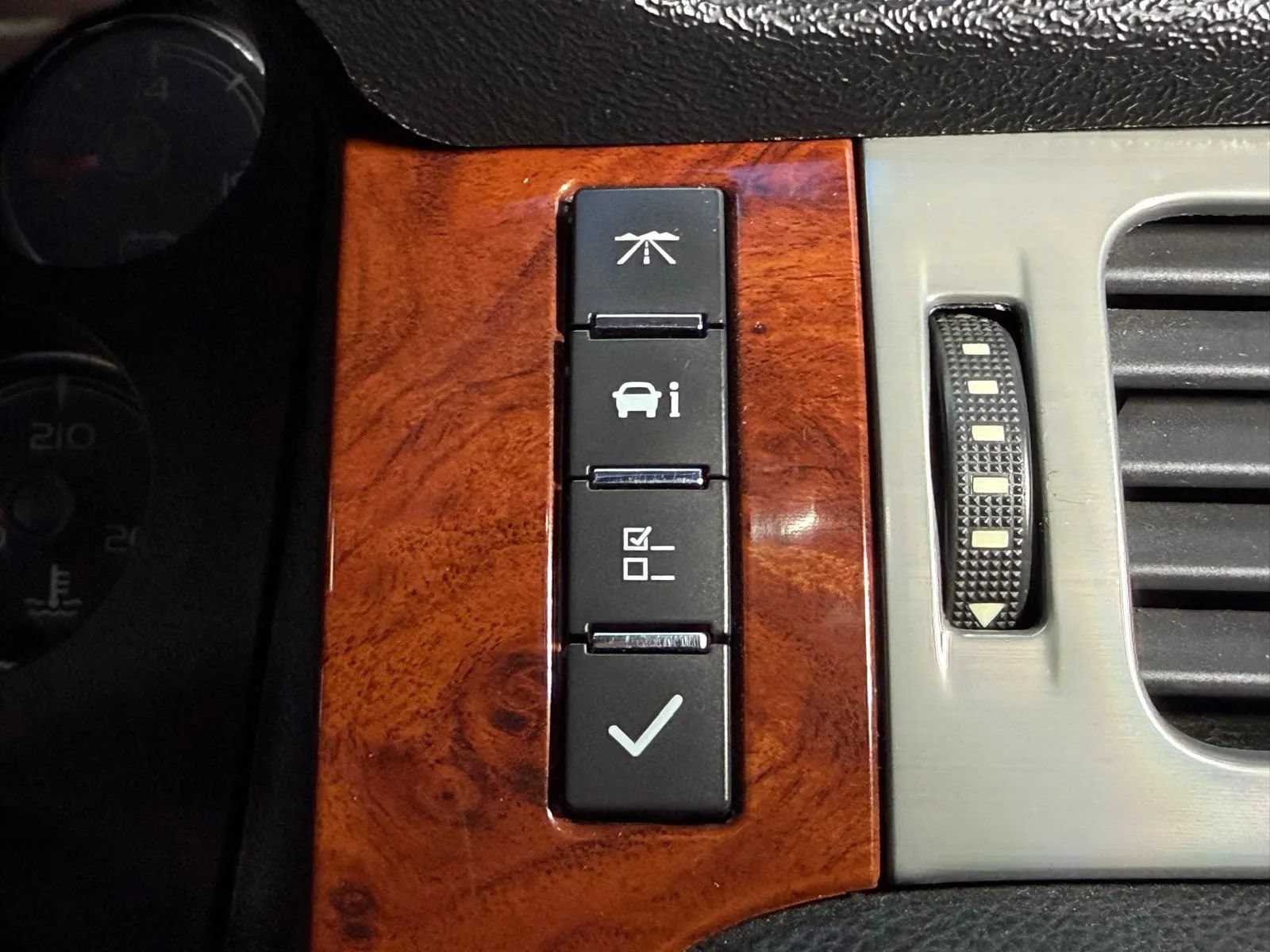 Used 2011 Chevrolet Avalanche LTZ RWD image 31