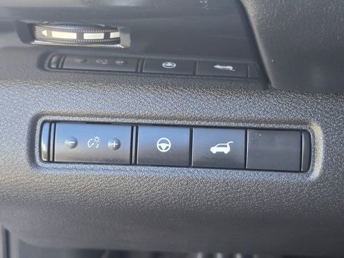 Used 2025 Nissan Pathfinder SV AWD/4WD image 17