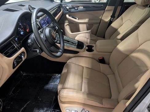 Certified 2025 Porsche Macan image 5