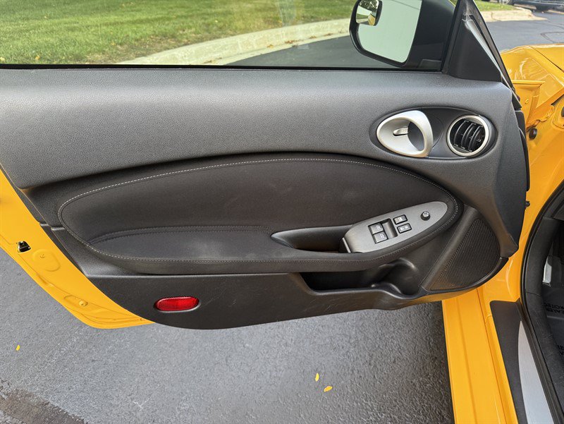 Used 2017 Nissan 370Z Coupe RWD image 26