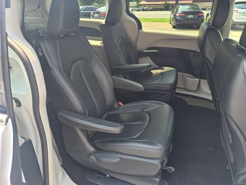 Used 2024 Chrysler Pacifica Limited FWD image 20