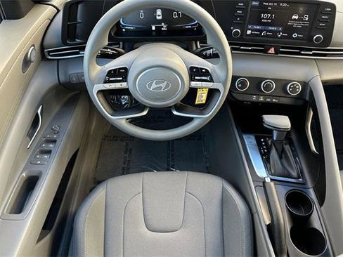 Certified 2025 Hyundai Elantra SE image 15