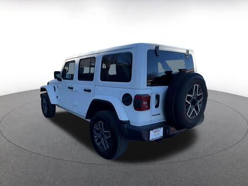 Used 2025 Jeep Wrangler Sahara image 11