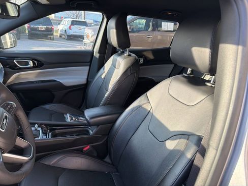 Used 2023 Jeep Compass Limited image 13