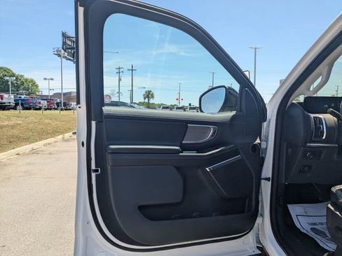 Used 2025 Ford Expedition Platinum AWD/4WD image 11