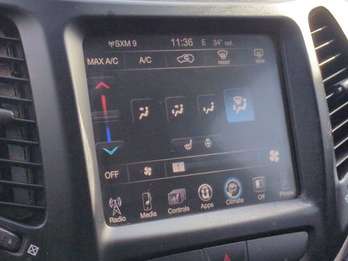 Used 2018 Jeep Cherokee Latitude w/ Cold Weather Group image 35