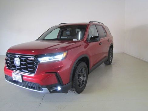 Certified 2023 Honda Pilot TrailSport image 1