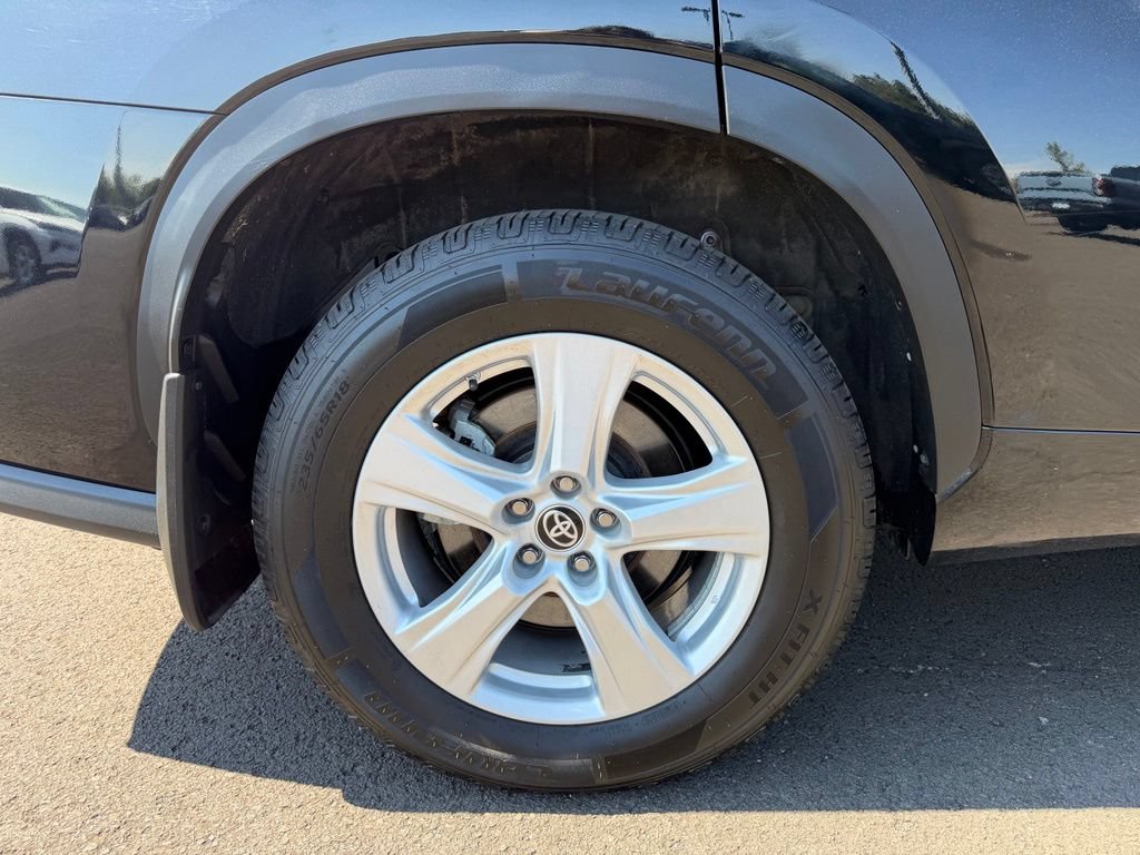 Used 2024 Toyota Highlander LE AWD/4WD image 10