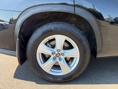 Used 2024 Toyota Highlander LE AWD/4WD image 10