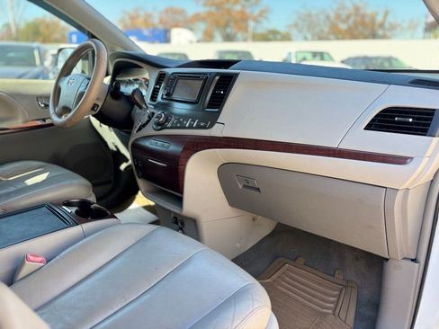 Used 2013 Toyota Sienna XLE image 12