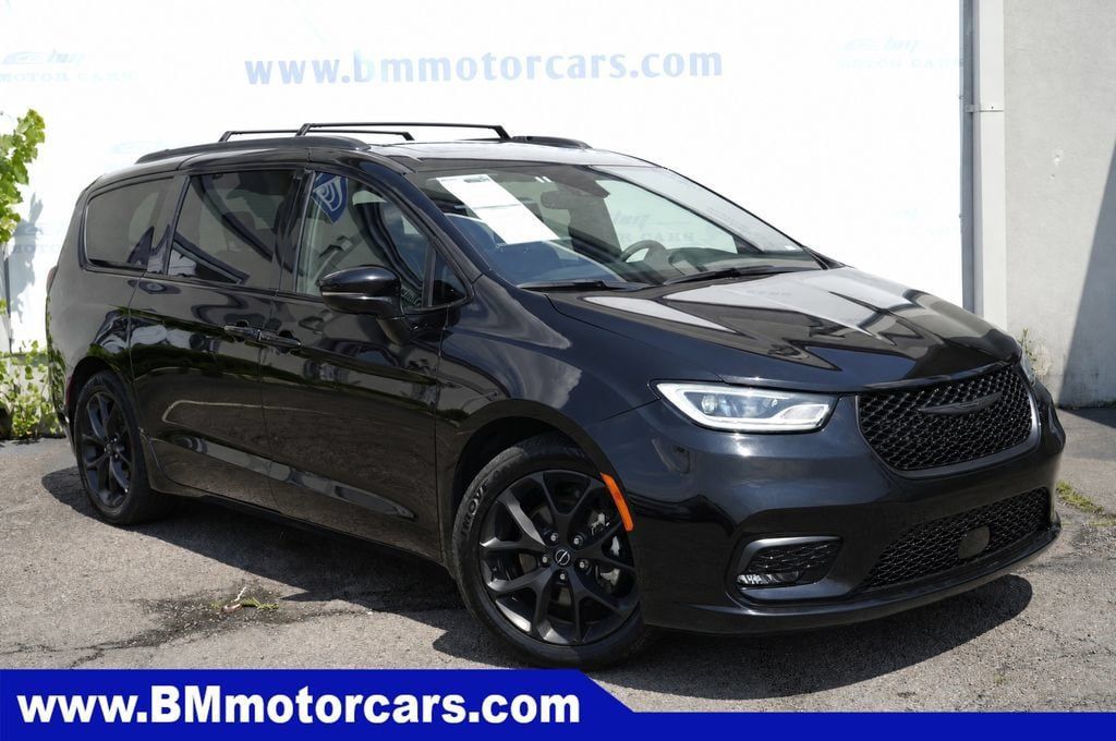 Used 2025 Chrysler Pacifica Limited FWD image 1