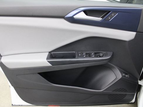 Used 2022 Volkswagen Taos SE image 13