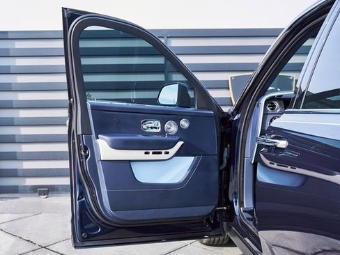 Used 2022 Rolls-Royce Cullinan w/ Cullinan Package image 32